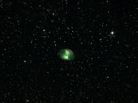 Der Hantelnebel M 27  Es handelt sich um einen “planetarischen Nebel”, der aber mit Planeten nichts zu tun hat, sondern die sterbliche Hülle eines Sterns darstellt, die dieser am Ende seines aktiven Lebens abgeworfen hat. 6" f/5 Newton, Canon 600 D, ISO 1600, 9 x 30 s. Aufgenommen am 13.10.2014 ab 23:07 Uhr.