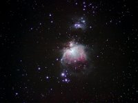Der Orionnebel M 42  Der Orionnebel ist ein leuchtender Gasnebel, in dem neue Sterne entstehen. Er ist gut 1000 Lichtjahre entfernt und kann in klaren Winternächten mit bloßem Auge ausgemacht werden. 400mm f/5, Canon 600 D, ISO 1600, 17 x 20 s. Aufgenommen am 12.01.2013 gegen 23 Uhr.