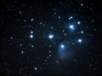Die Plejaden M 45  Die Plejaden M 45, auch als Siebengestirn bekannt. Es handelt sich um einen offenen Sternhaufen mit insgesamt mehreren hundert Sternen. Die Sterne strahlen in der Nähe befindlichen interstellaren Staub an, der als bläulicher Reflexionsnebel sichtbar wird. Die Plejaden sind auch mit dem bloßen Auge ein auffälliges Objekt am Winterhimmel und werden von Laien aufgrund der ähnlichen Form manchmal mit dem Sternbild des Kleinen Wagen verwechselt. Letzterer nimmt aber ein deutlich größeres Areal am Himmel ein und ist dabei weniger auffällig. Der griechischen Sage nach stellen die hellsten Sterne die sieben Töchter des Atlas dar. 6" f/5 Newton, Canon 6 D, ISO 16.000, 51 x 20 s. Aufgenommen am 29.11.2016 ab 22:29 Uhr MEZ.