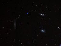 Das "Leo-Triplett"  Das “Leo-Triplett” ist eine Galaxiengruppe bestehend aus M 65 (rechts oben), M 66 (rechts unten) und NGC 3628 (links) im Sternbild des Löwen. Die Galaxien sind mehr als zehnmal so weit entfernt wie der Andromedanebel und sind mehr als hundertmal lichtschwächer. 400 mm f/5, Canon 600 D, ISO 3200, 18 x 20 s. Aufgenommen am 25.03.2014 ab 22:41 Uhr.