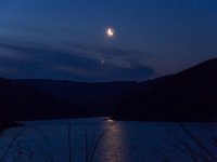 Mond und Venus über der Obernau  In den frühen Morgenstunden geben sich die Sichel des abnehmenden Mondes und die Venus ein Stelldichein über der Obernautalsperre.