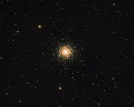 Kugelsternhaufen M 13 M 13 im Herkules gilt als der prächtigste Kugelsternhaufen am nördlichen Himmel. Er beherbergt über eine halbe Million Sterne. Bei sehr guter Sicht ist er in...