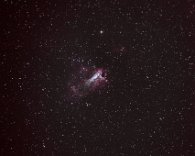 Der Omeganebel M 17 M 17 im Sternbild des Schützen steht ähnlich tief wie der Adlernebel. 6" f/5 Newton, Canon 6 D, ISO 25.600, 20 x 20 s. Aufgenommen am 12.09.2015 ab 0:43 Uhr...