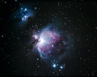Der Orionnebel M 42 Der Orionnebel ist ein leuchtender Gasnebel, in dem neue Sterne entstehen. Er ist gut 1000 Lichtjahre entfernt und kann in klaren Winternächten mit bloßem Auge...