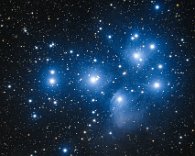 Die Plejaden M 45 Die Plejaden M 45, auch als Siebengestirn bekannt. Es handelt sich um einen offenen Sternhaufen mit insgesamt mehreren hundert Sternen. Die Sterne strahlen in...