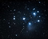 Die Plejaden M 45 Die Plejaden M 45, auch als Siebengestirn bekannt. Es handelt sich um einen offenen Sternhaufen mit insgesamt mehreren hundert Sternen. Die Sterne strahlen in...