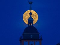 Vollmond über dem Krönchen Kurz nach Aufgang des Vollmonds in der Abenddämmerung. Das Krönchen als Wahrzeichen der Stadt Siegen schmückt seit 1658 die Nikolaikirche.