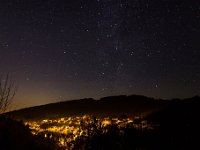Nacht über Brauersdorf Blick vom Damm der Obernautalsperre auf Brauersdorf. Von links hellen die Lichtkegel von Netphen und Siegen den Himmel auf.