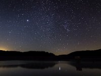Ein klarer Frühwinterabend an der Obernautalsperre Links deutet sich der Aufgang des Mondes an.