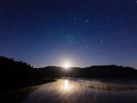 Mondaufgang über der Obernautalsperre Feine Nebelschwaden über dem Wasser wabern im Mondlicht.
