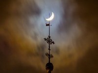 Aufgespießter Mond Der zunehmende Mond leuchtet hier direkt über dem Ostturm der St.-Michael-Kirche. Er strahlt die durchziehenden Wolken an, die durch Lichtbrechung einen Hof...