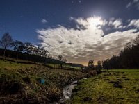 Mondnacht im Breitenbachtal Der Mond ist hier schon von den heranziehenden Wolken erreicht. Am oberen Bildrand leuchtet noch der Jupiter, dem kurz danach Gleiches widerfahren wird.