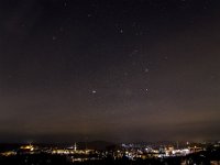 Winterhimmel über Siegens Innenstadt Im Bild sind oberes Schloss, Nikolaikirche, unteres Schloss und City-Galerie. Das markante Sternbild rechts oberhalb der Mitte ist der Himmelsjäger Orion. Links...