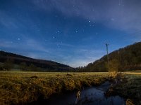 Am Oberlauf der Sieg Bei Nenkersdorf. Am Himmel links der Sirius, mittig links der Orion. Rechts oberhalb der Mitte die beiden offenen Sternhaufen der Hyaden und Plejaden.
