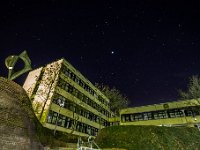 Adolf-Reichwein-Campus Aufgang zum Audimax und Hörsälen Theologie, Musik, Philosophie. Mittig am Himmel erstrahlt Jupiter, links darüber die Zwillingssterne Castor und Pollux. Links...
