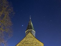 St. Martini Siegen Links neben dem Turm Jupiter in den Zwillingen, rechts der Fuhrmann mit dem Hauptstern Capella.