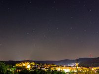 Sterne über der Oberstadt Das Sternbild Skorpion mit dem rötlichen Hauptstern Antares (oberhalb vom Krönchen) ist nur in den Sommermonaten knapp über dem Horizont zu sehen.